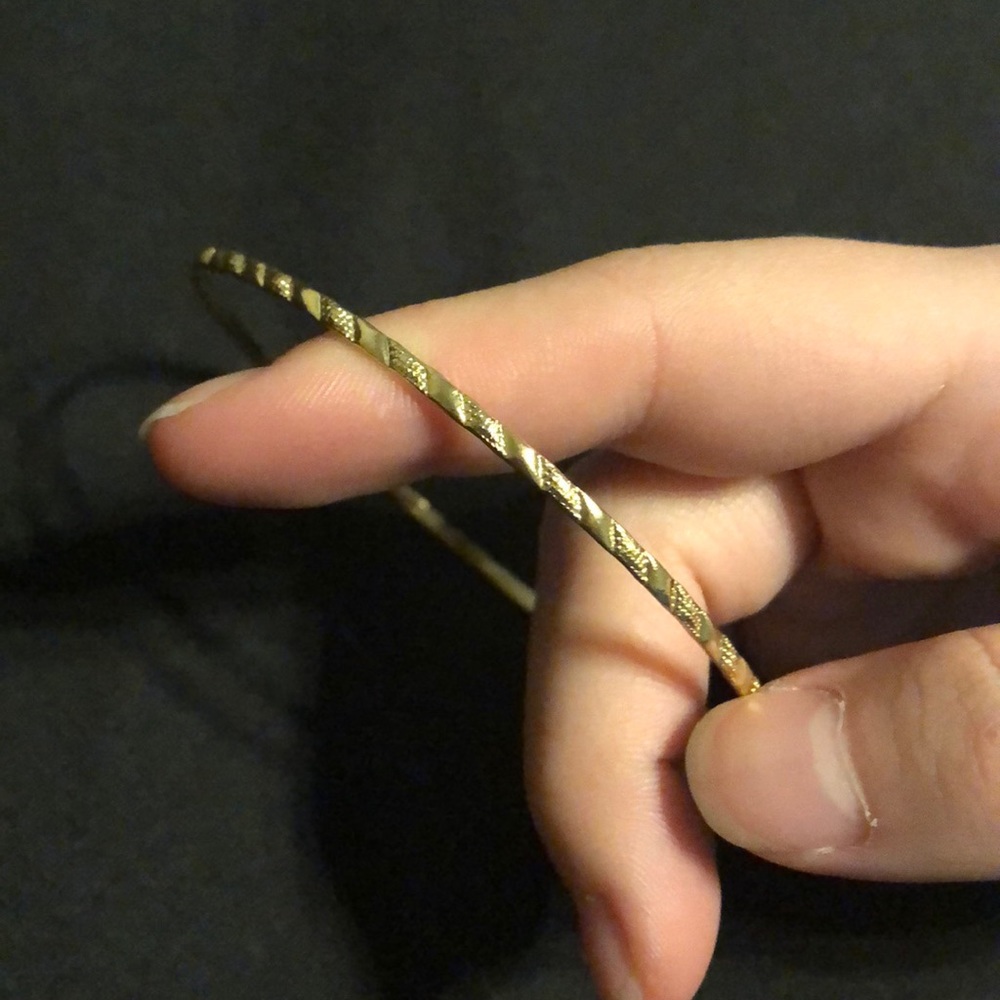 ‼️PRICE DROP‼️ Patterned gold bangle